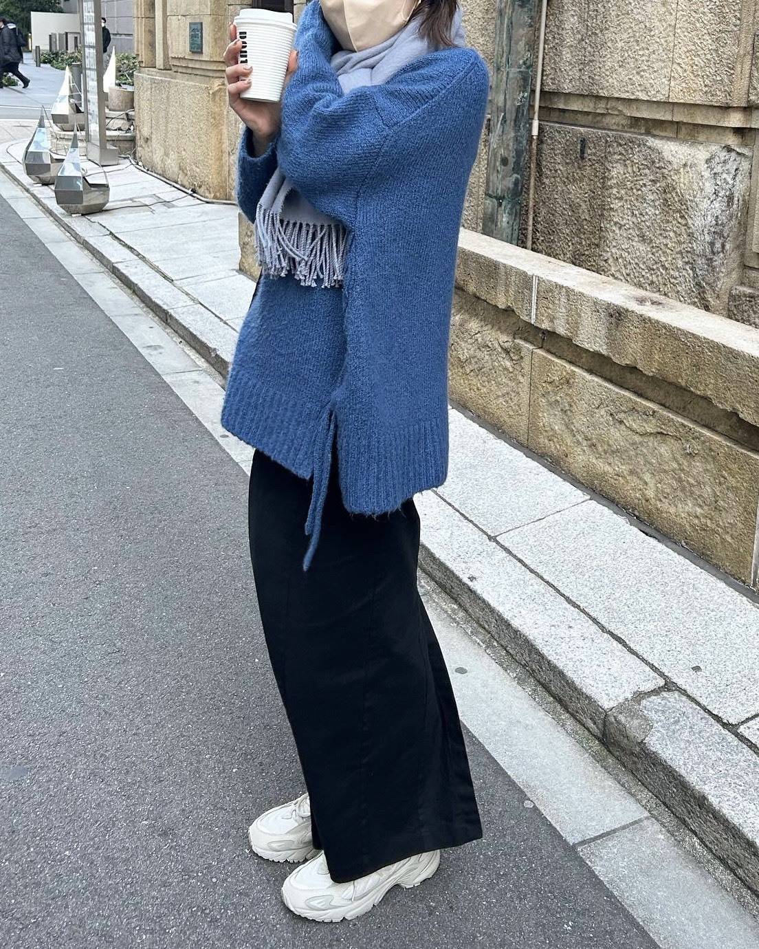 鮮やかなブルーのニットコーデ