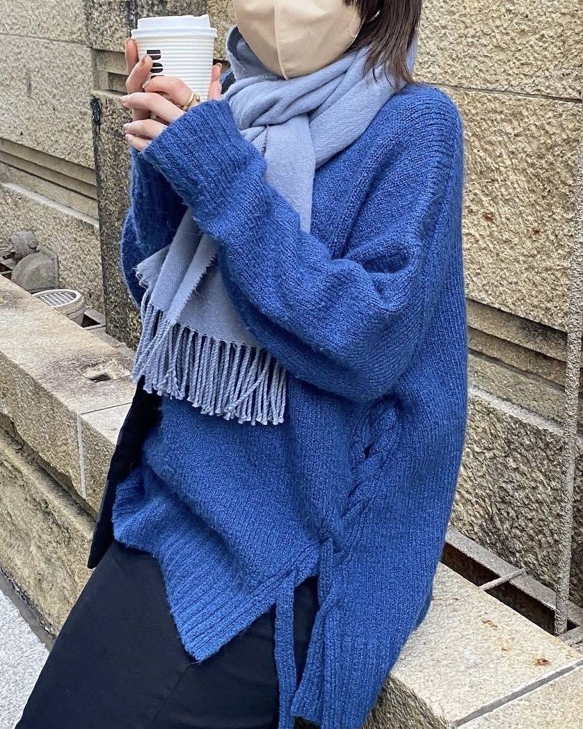 鮮やかなブルーのニットコーデ