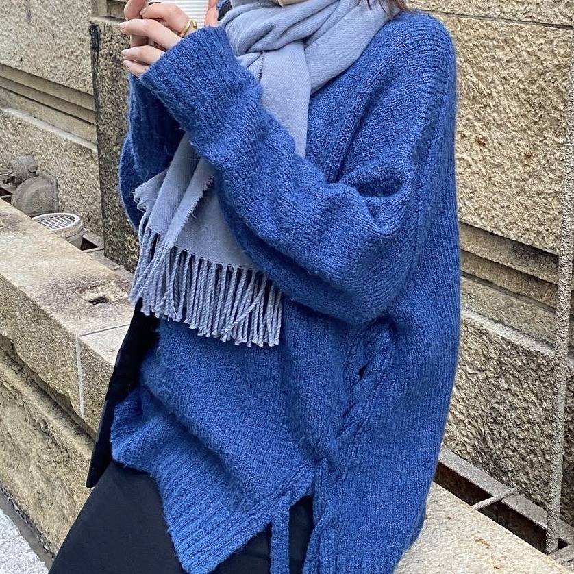 鮮やかなブルーのニットコーデ