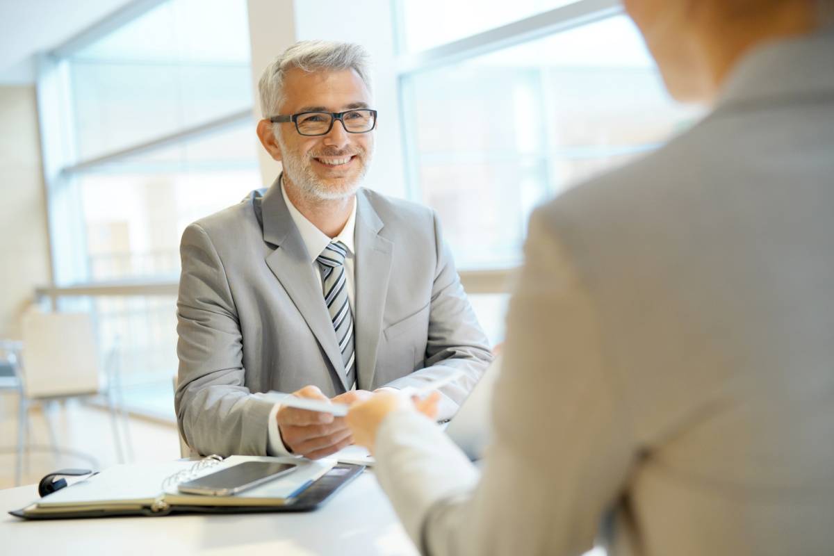 打ち合わせ中の男性