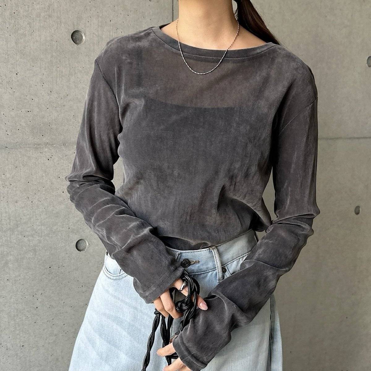 パンツコーデの女性