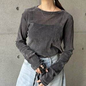 「骨格ウェーブ」に似合う＆似合わないネックラインとは？VネックはNG！？