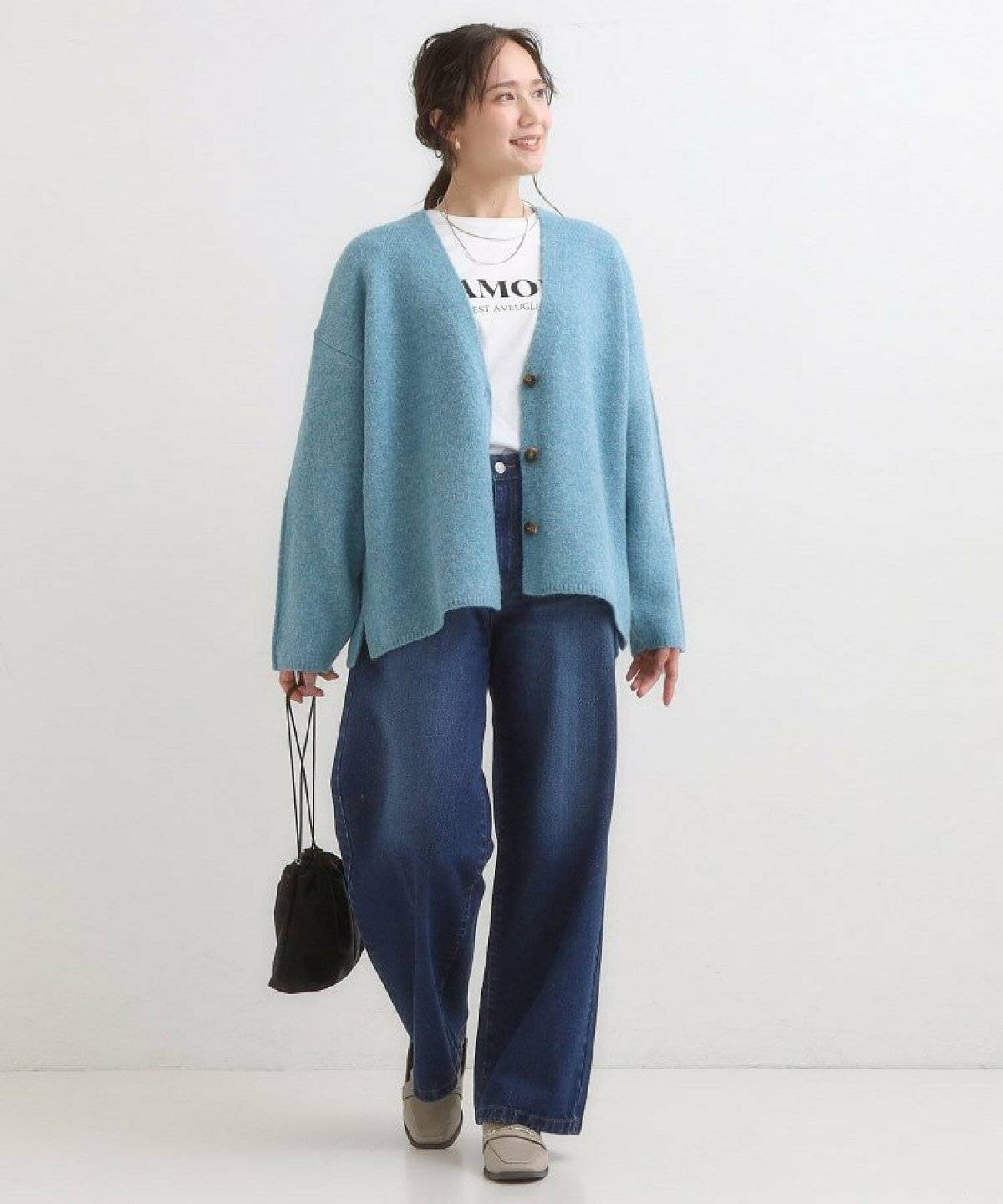 カーディガンにデニムを合わせた女性