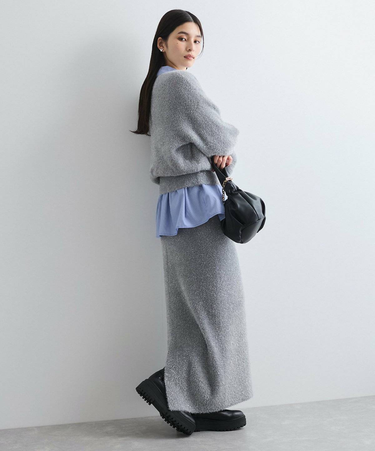 グレーのワントーンコーデの女性