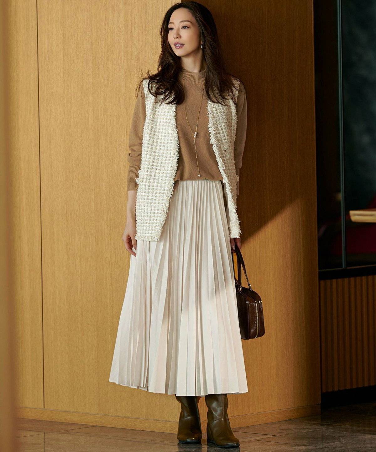 オールホワイトコーデの女性