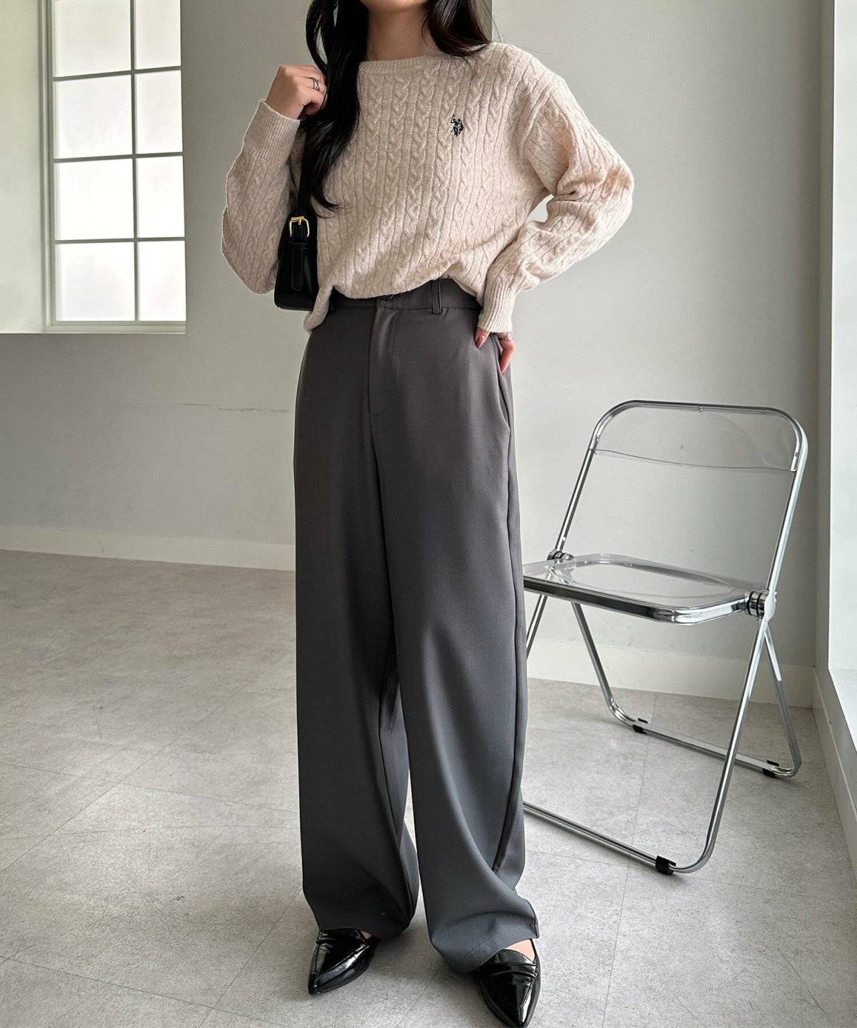 ベージュとグレーのワントーンコーデ