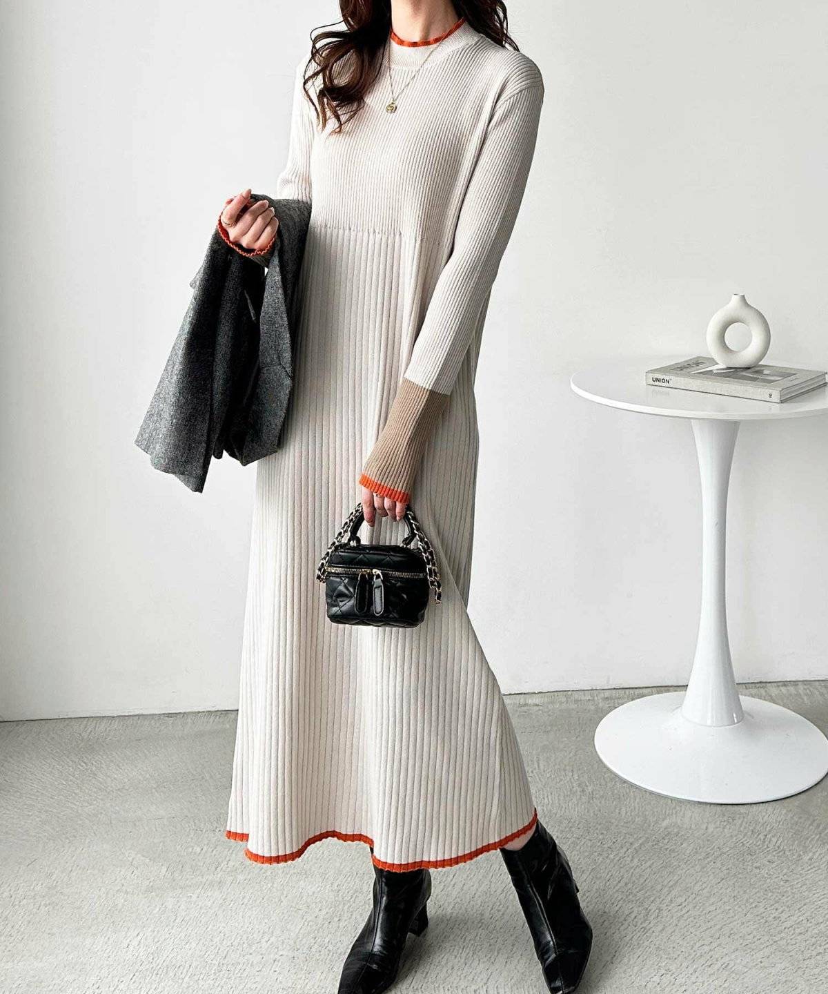 ニットワンピースコーデの女性