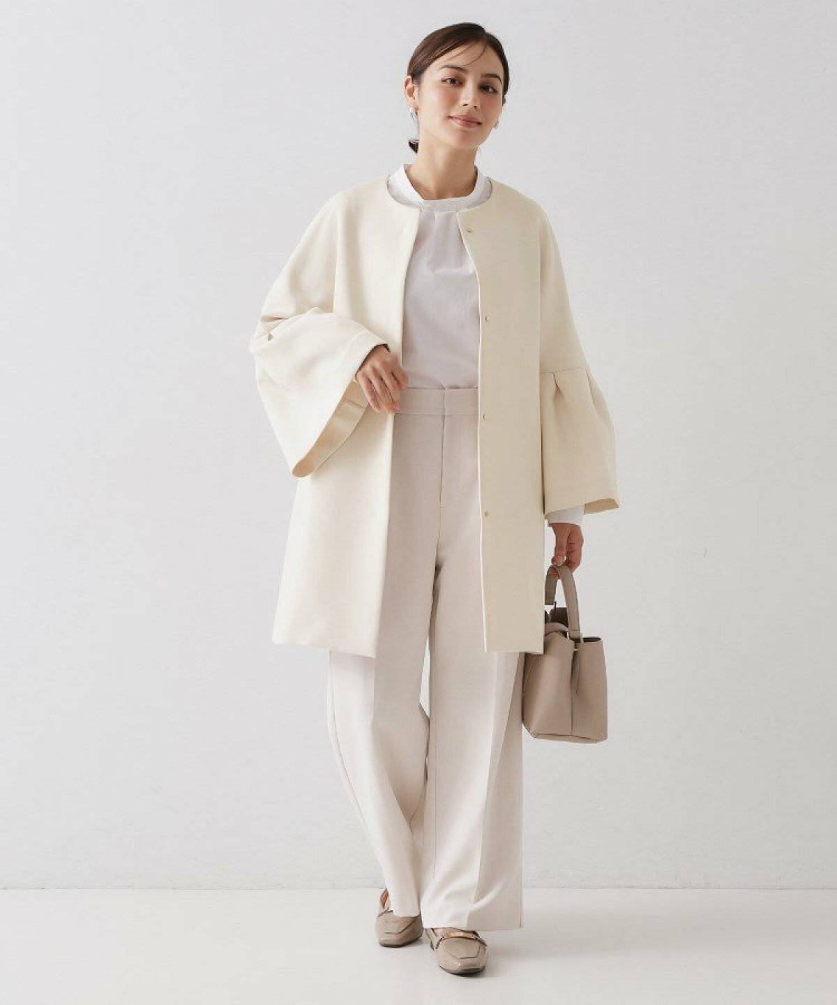 オールホワイトコーデの女性
