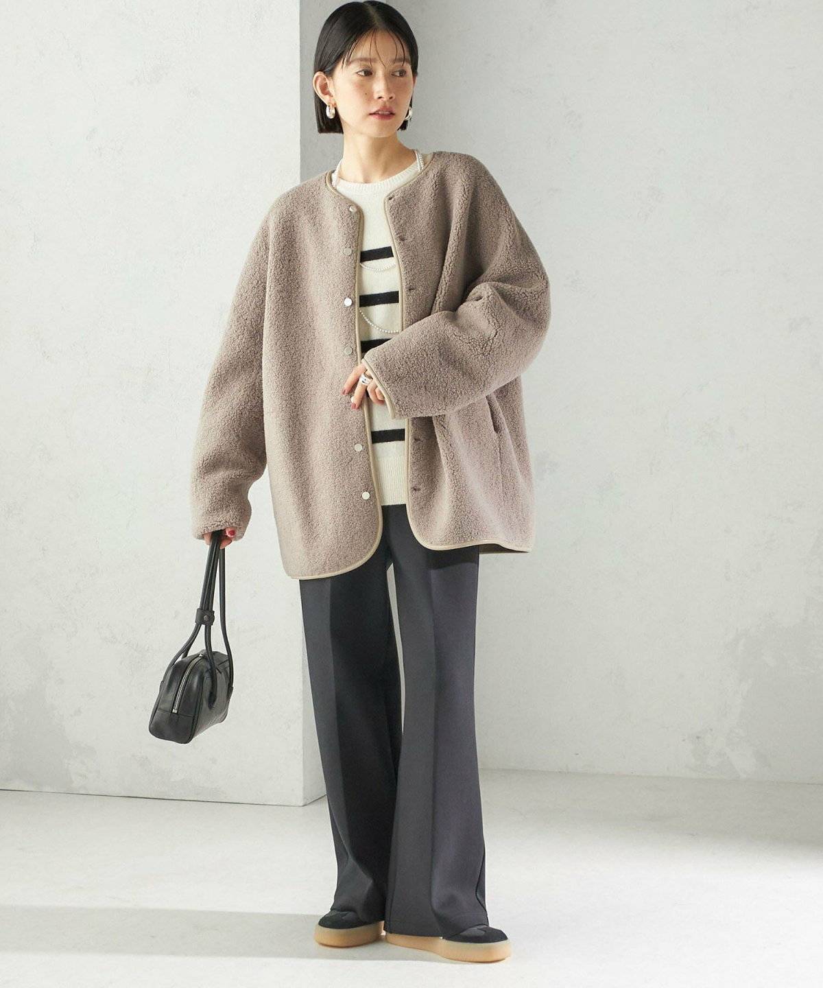 パンツコーデの女性