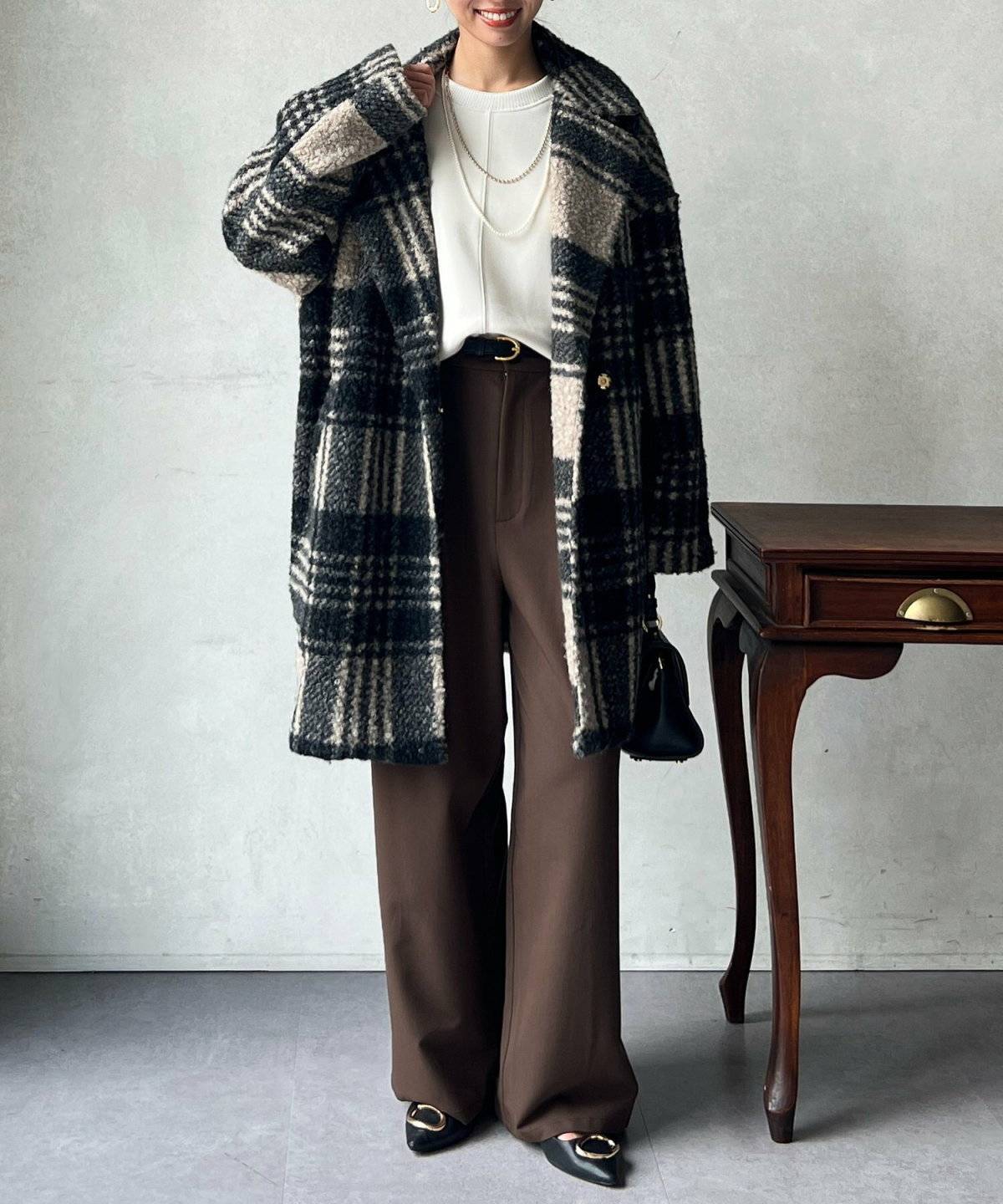 パンツコーデの女性