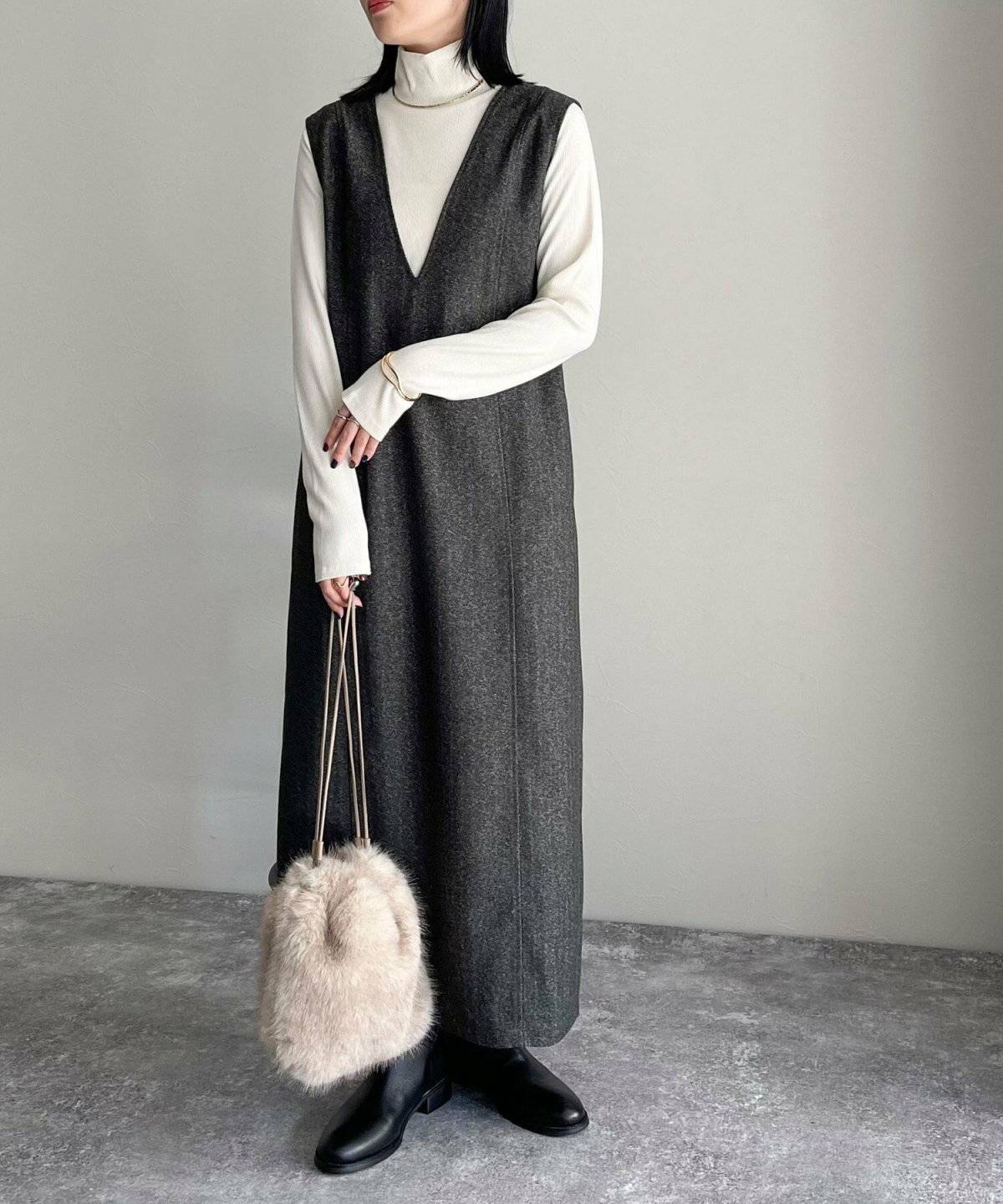 ワンピースコーデの女性