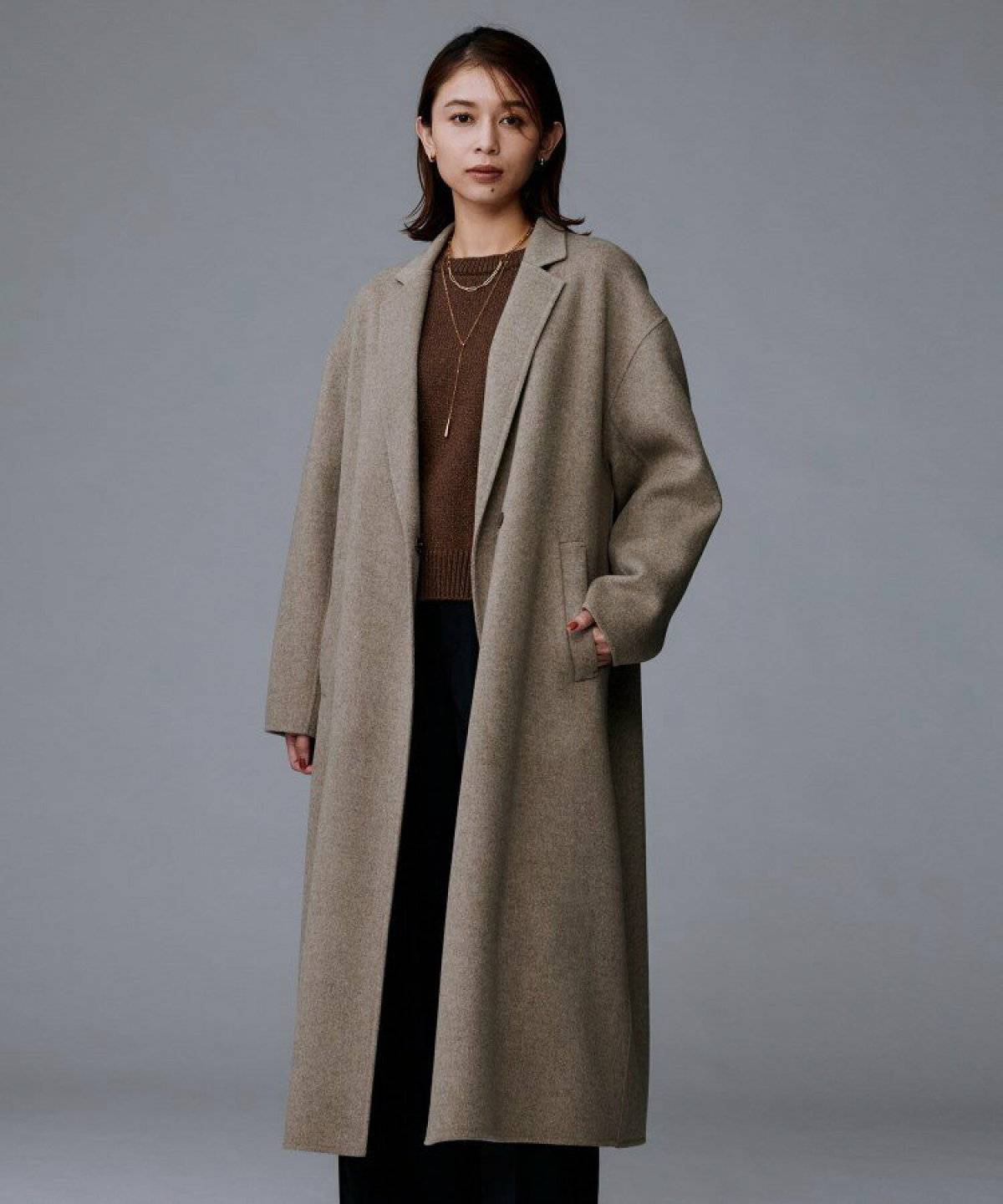 パンツコーデの女性