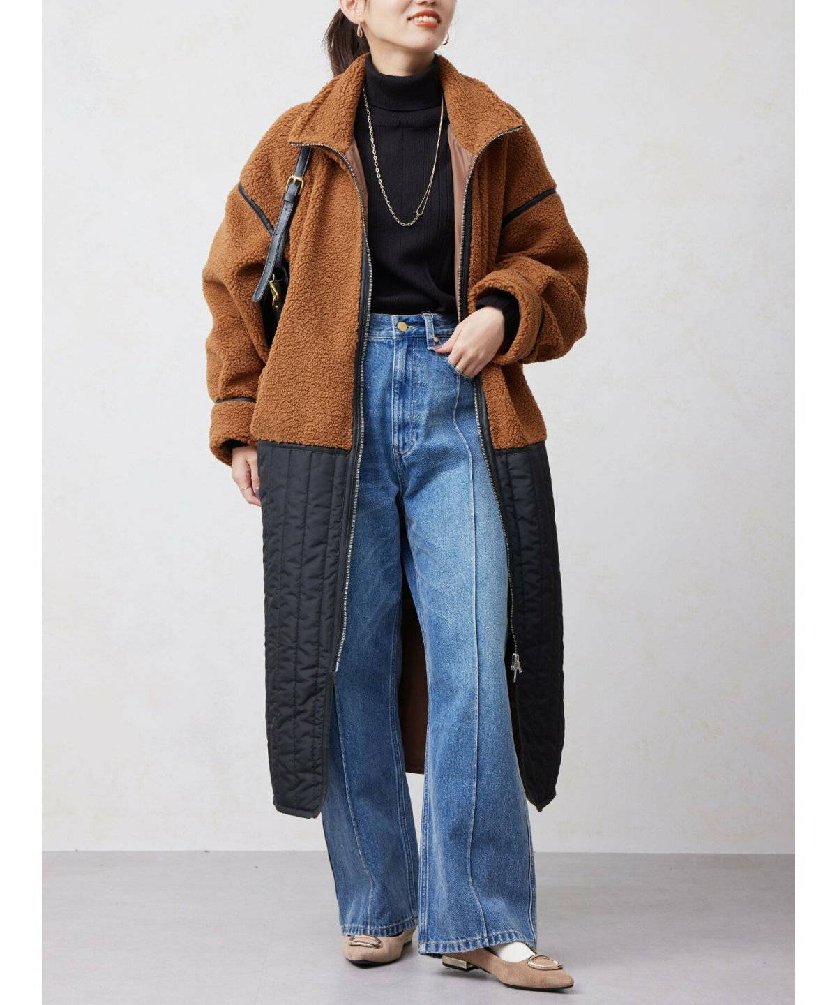 パンツコーデの女性