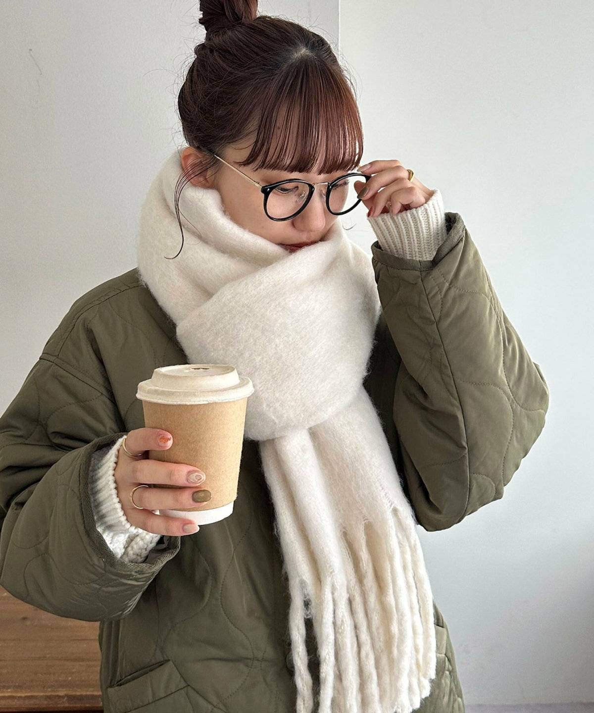 マフラーを巻いた女性