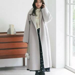  スカートコーデの女性 