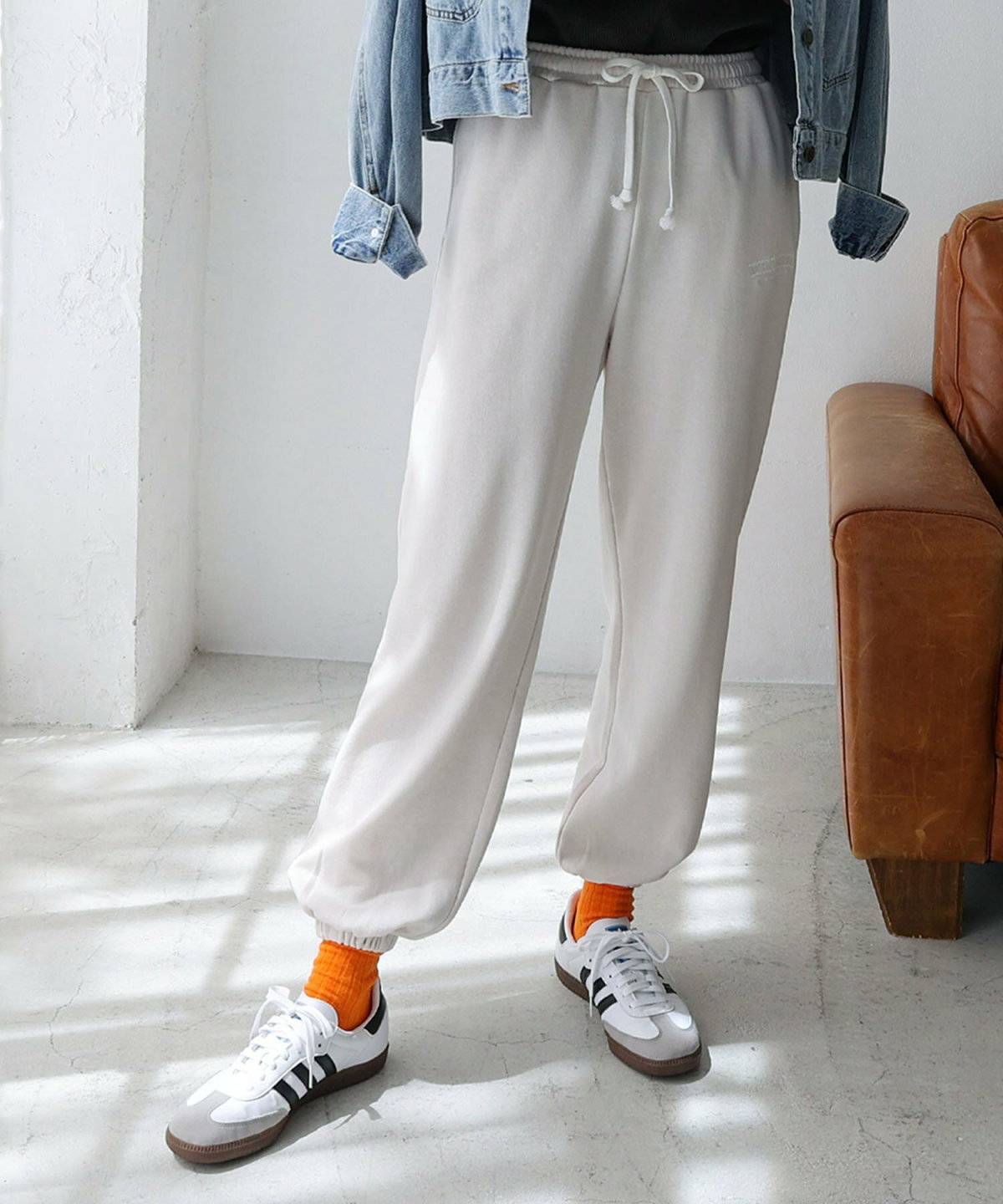 パンツコーデの女性