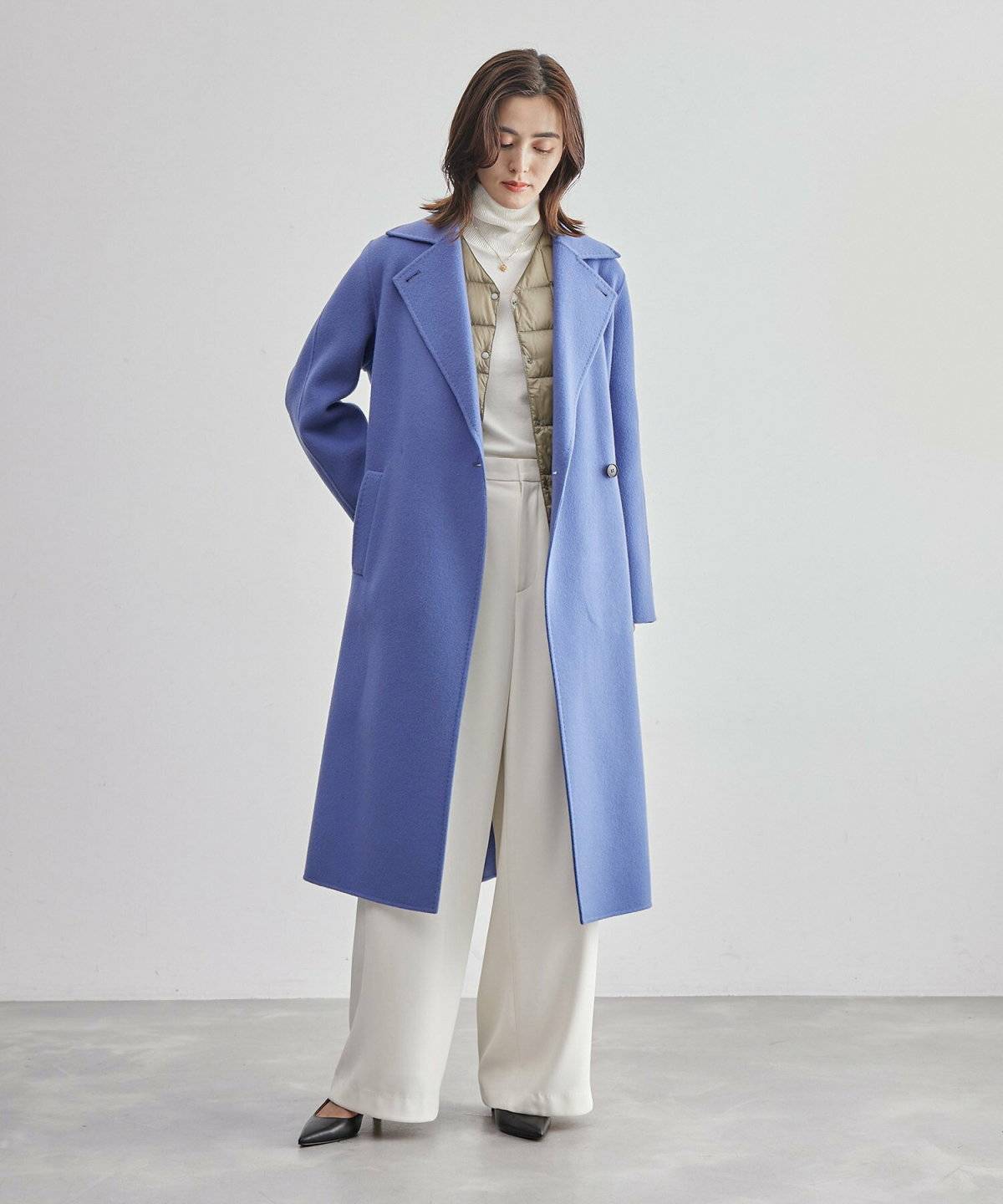 パンツコーデの女性