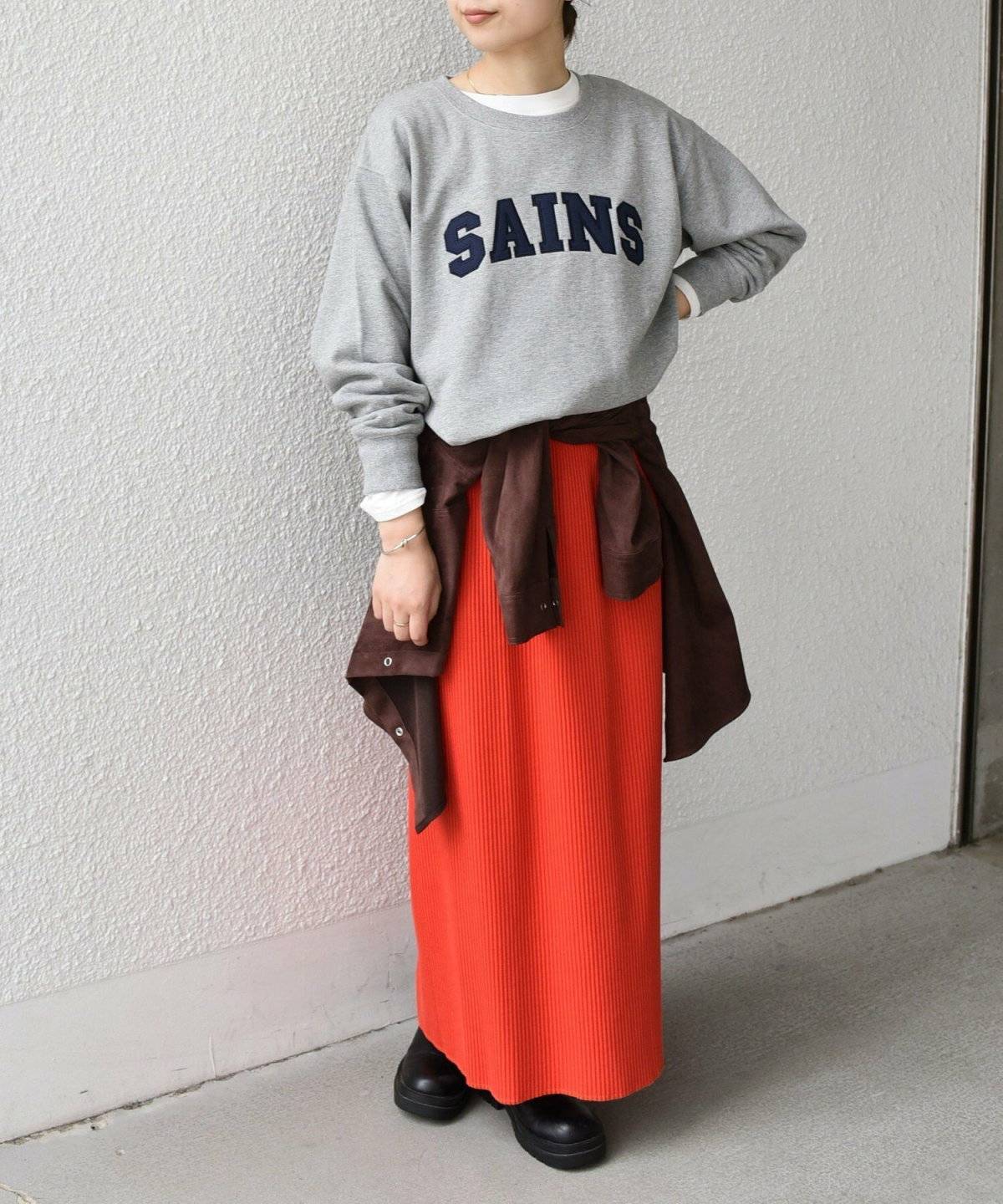 スカートコーデの女性