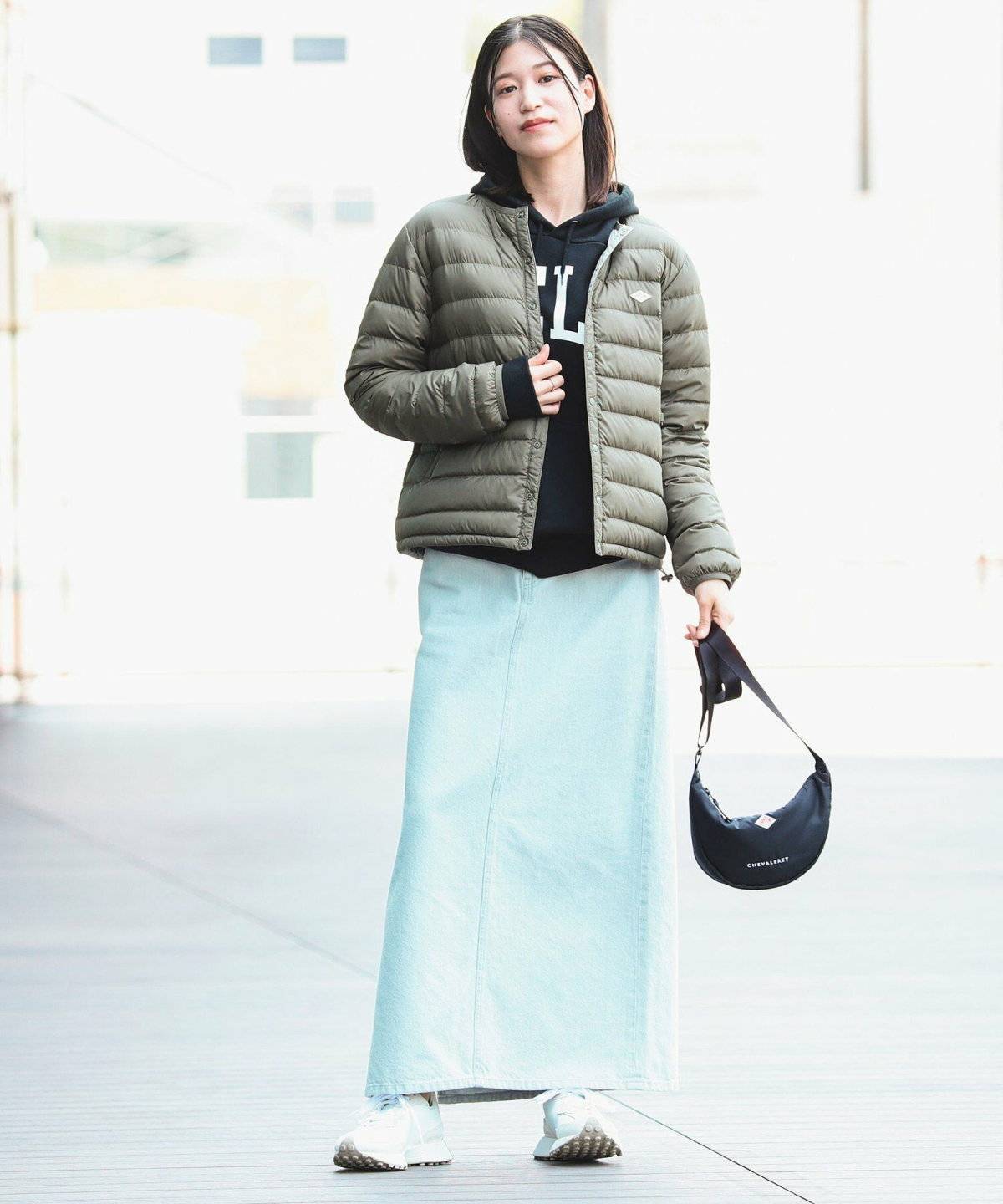 スカートコーデの女性