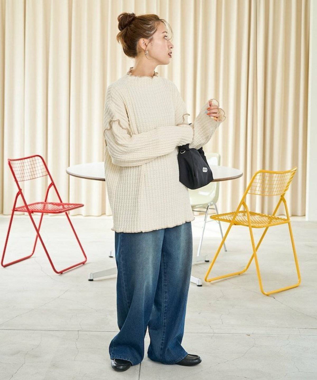 パンツコーデの女性