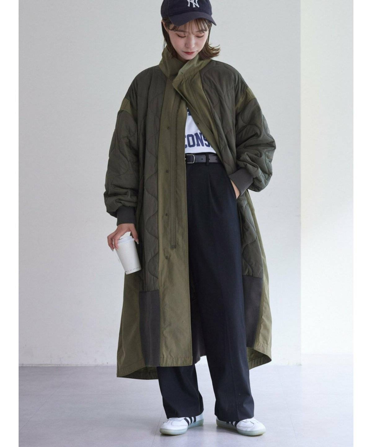 パンツコーデの女性