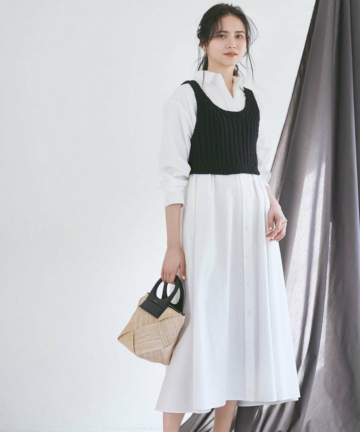 ワンピースコーデの女性