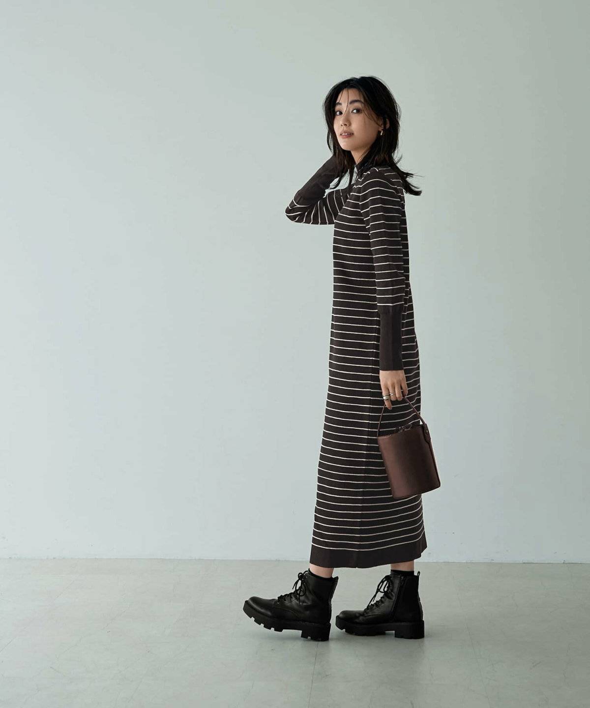 ワンピースコーデの女性