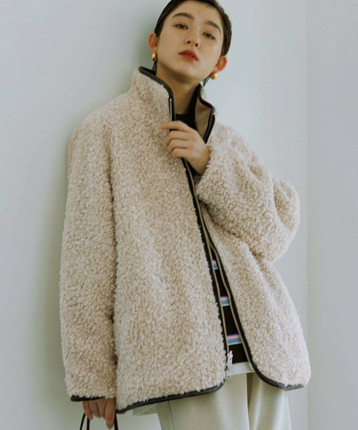 ベージュのワントーンコーデの女性