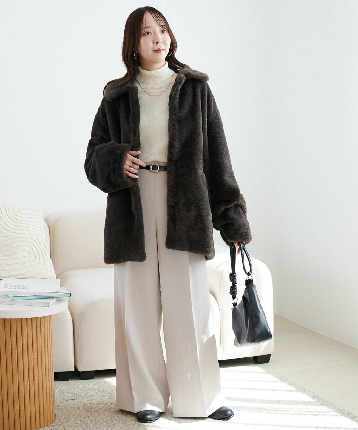 ブラウンファーコートにパンツを合わせた女性