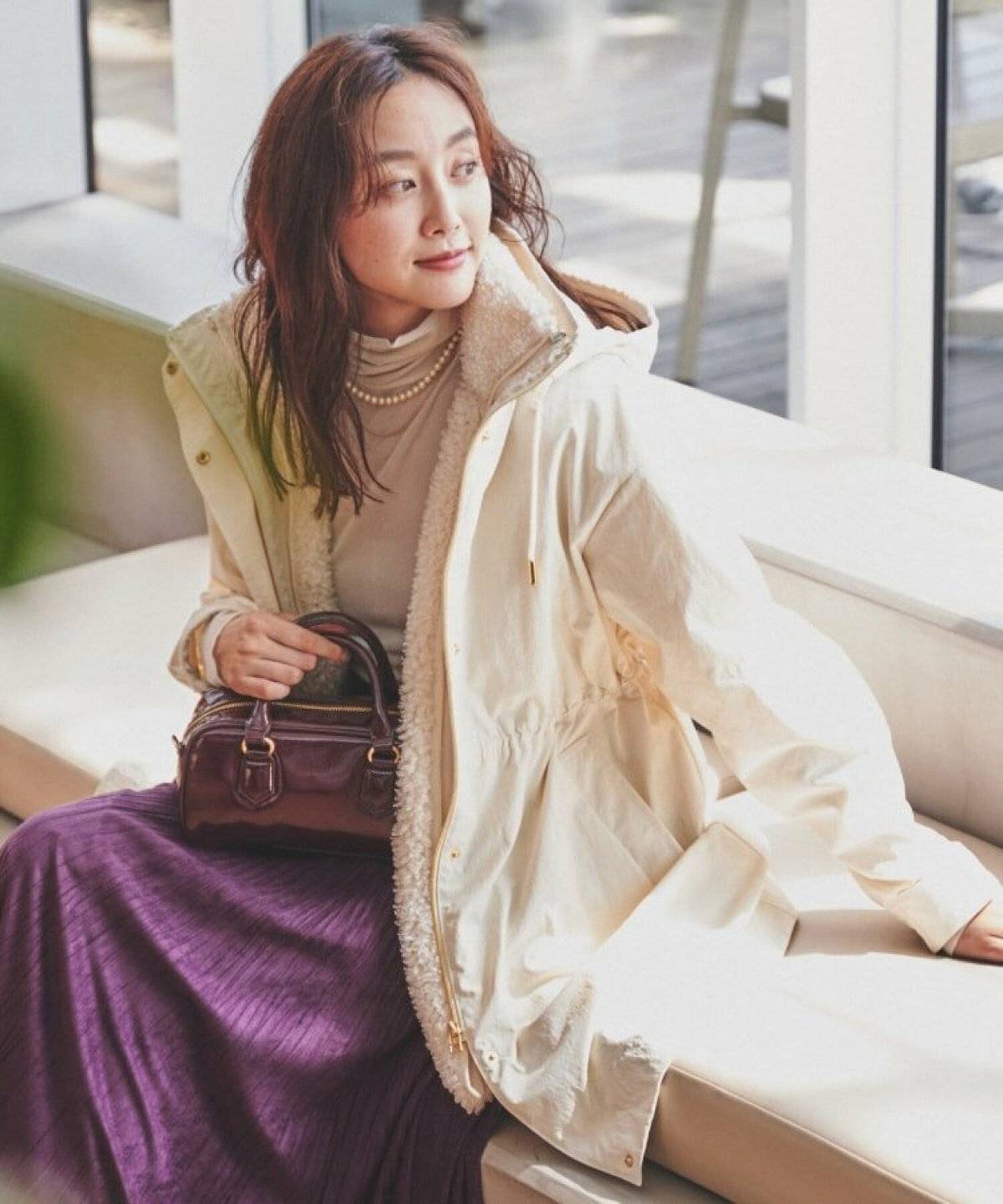 ボアコートとスカートを合わせた女性