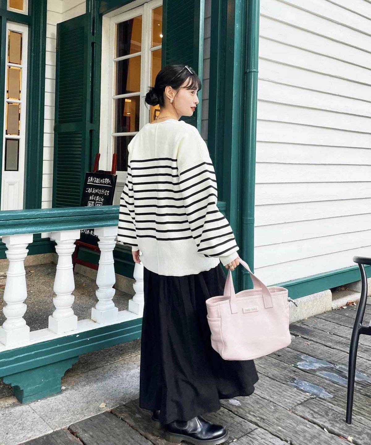 モノトーンコーデの女性