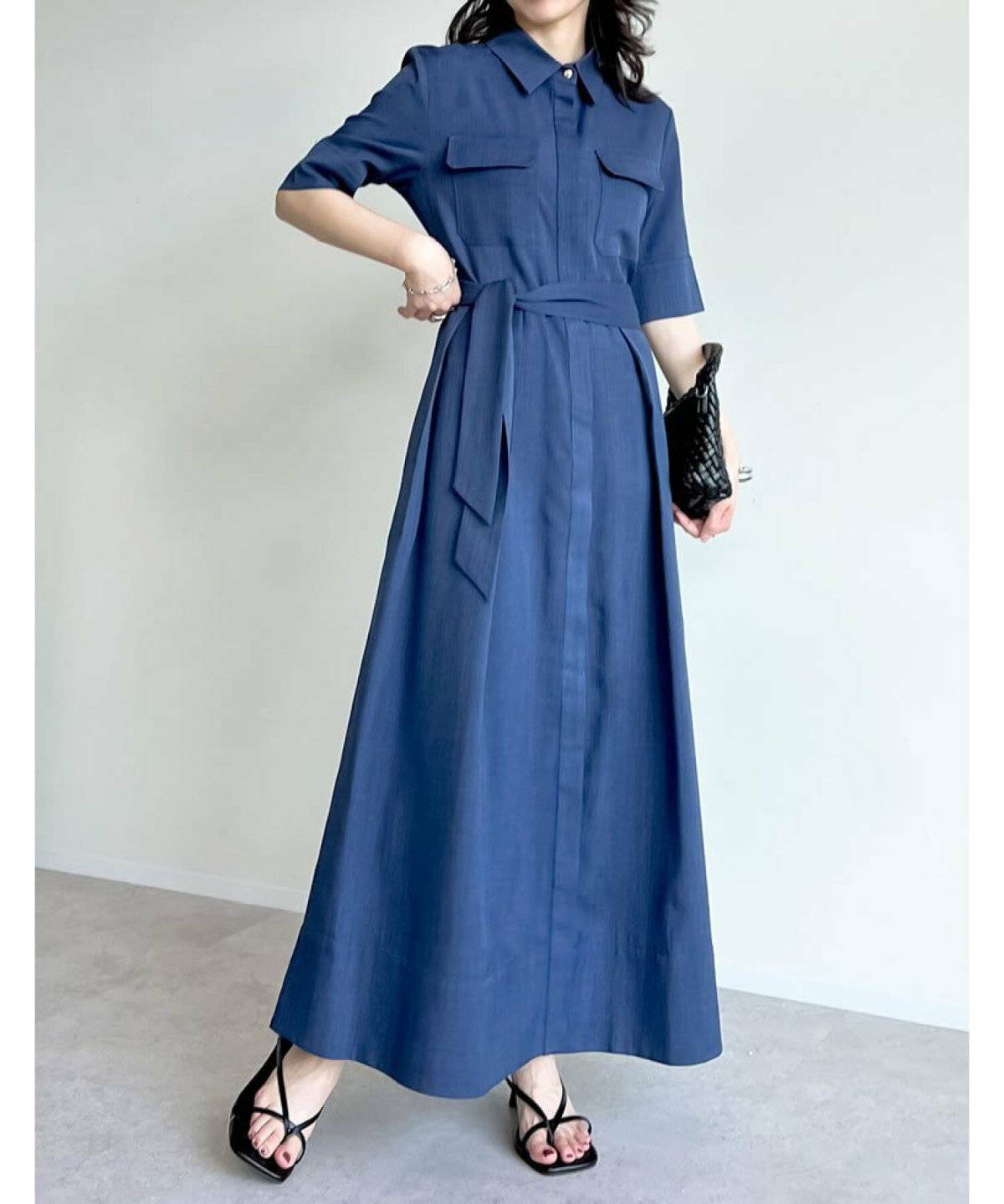 ワンピースコーデの女性