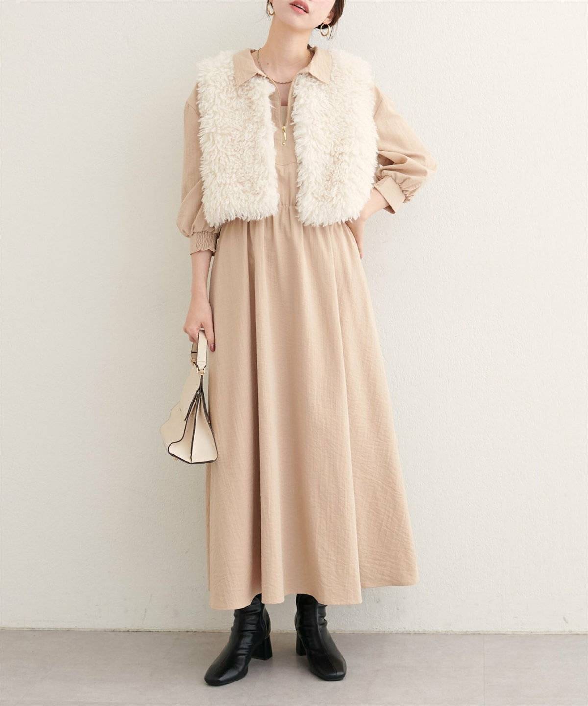 ワンピースコーデの女性