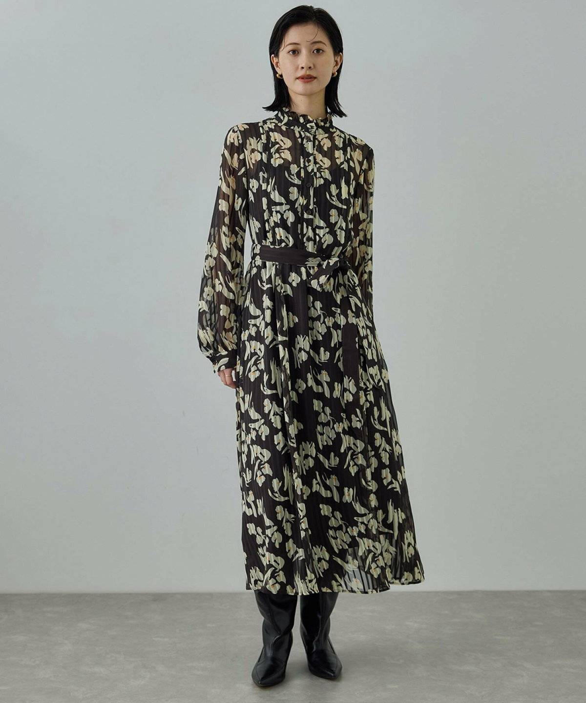 ワンピースコーデの女性