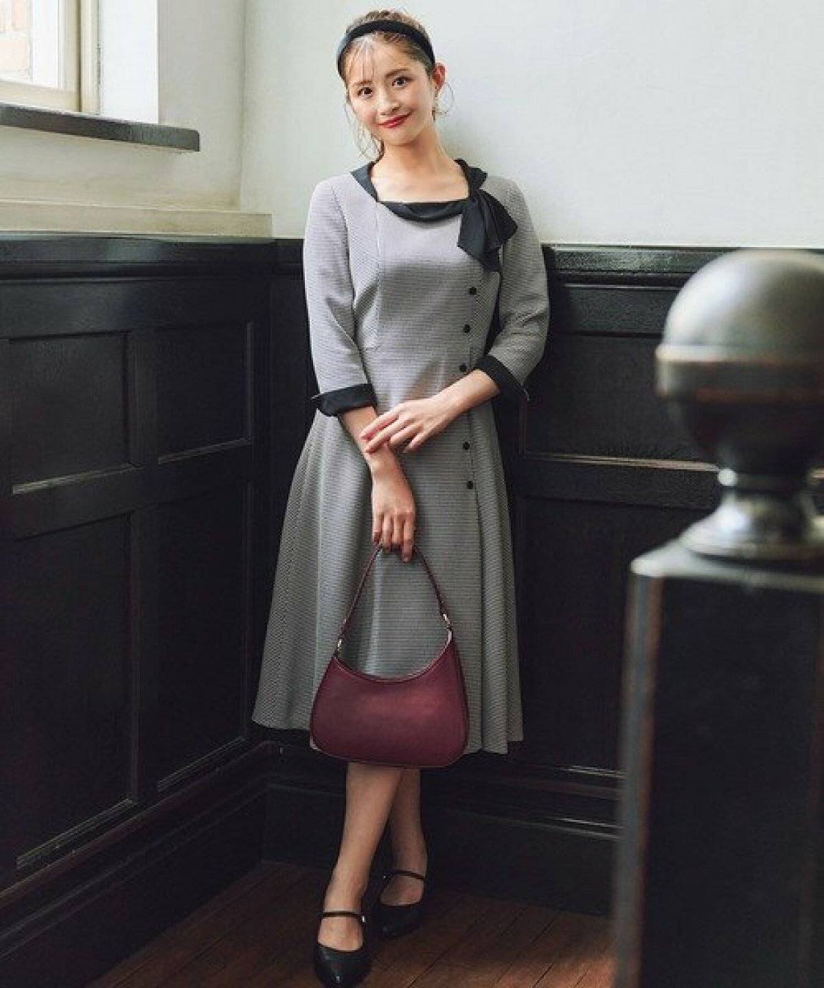 ワンピースコーデの女性