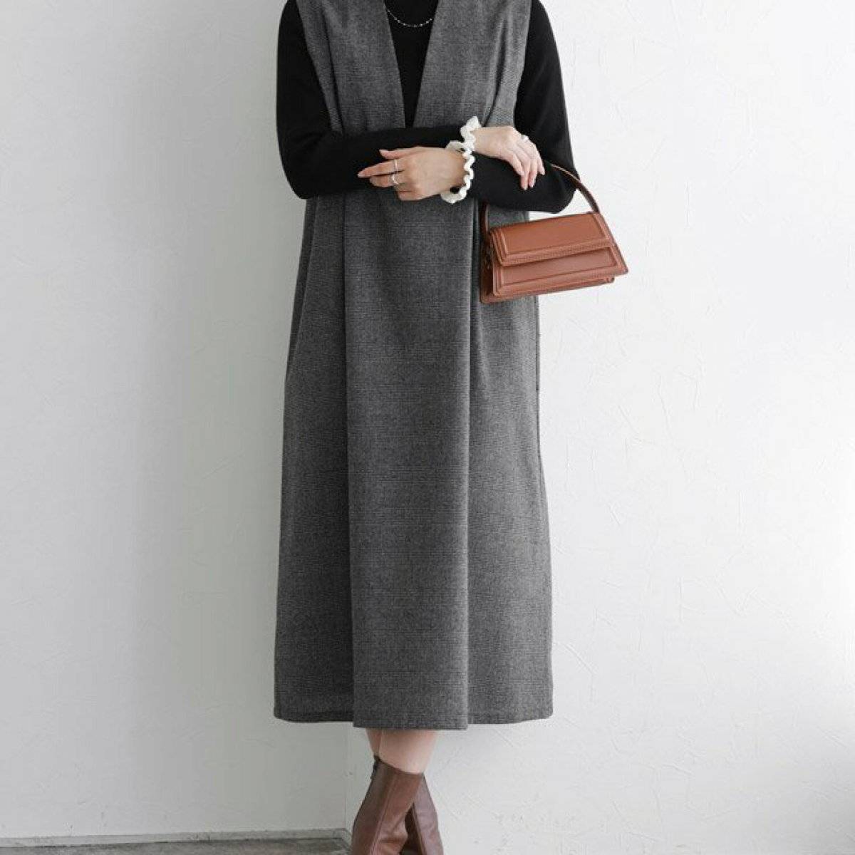 ワンピースコーデの女性