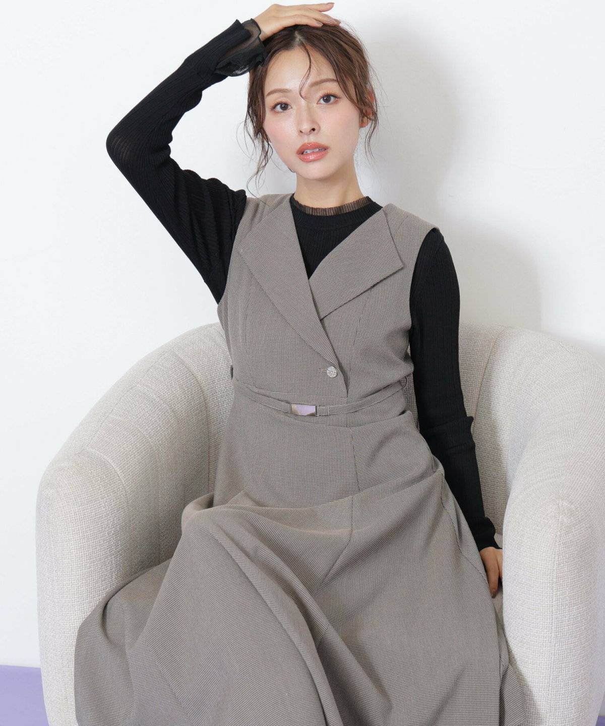 ワンピースコーデの女性