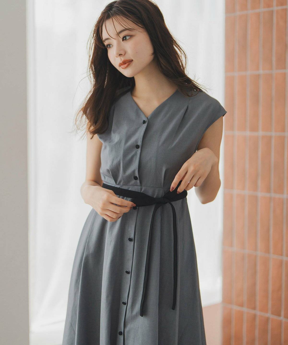 ワンピースコーデの女性