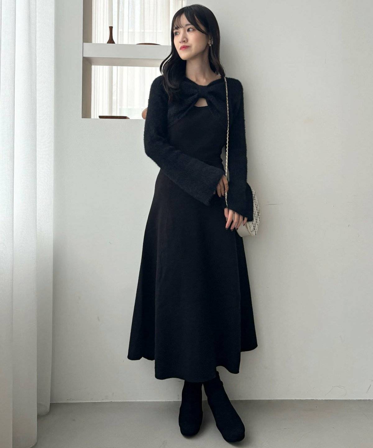 黒ワンピースコーデの女性