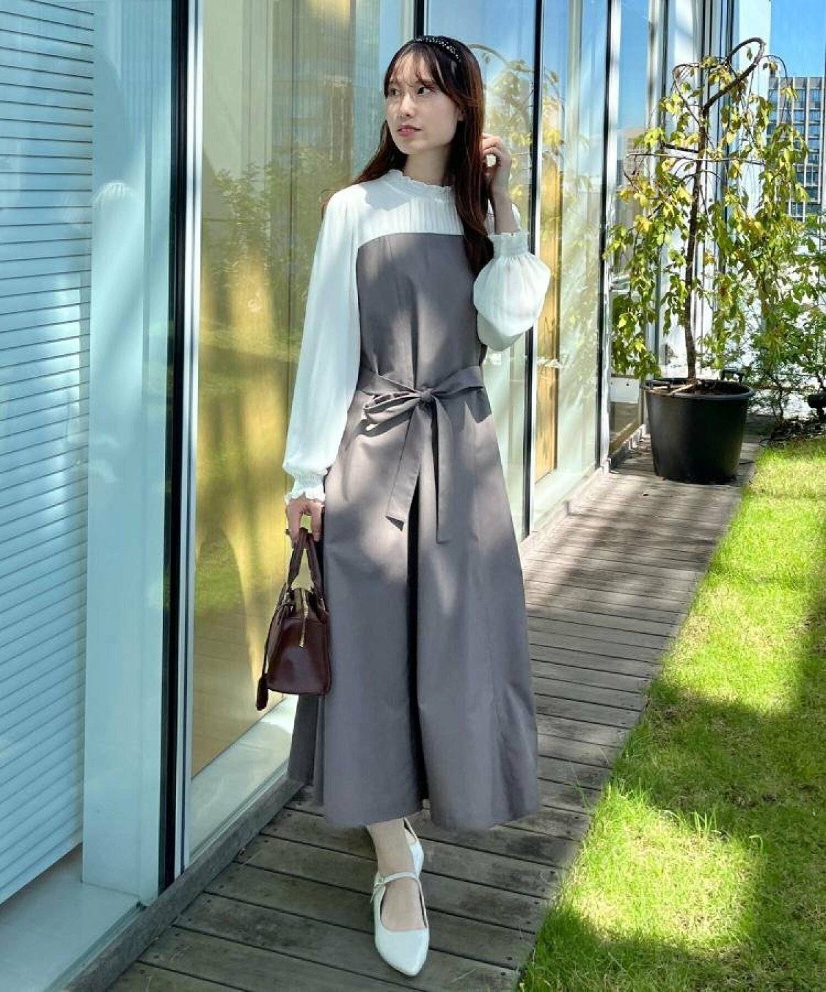 ワンピースコーデの女性