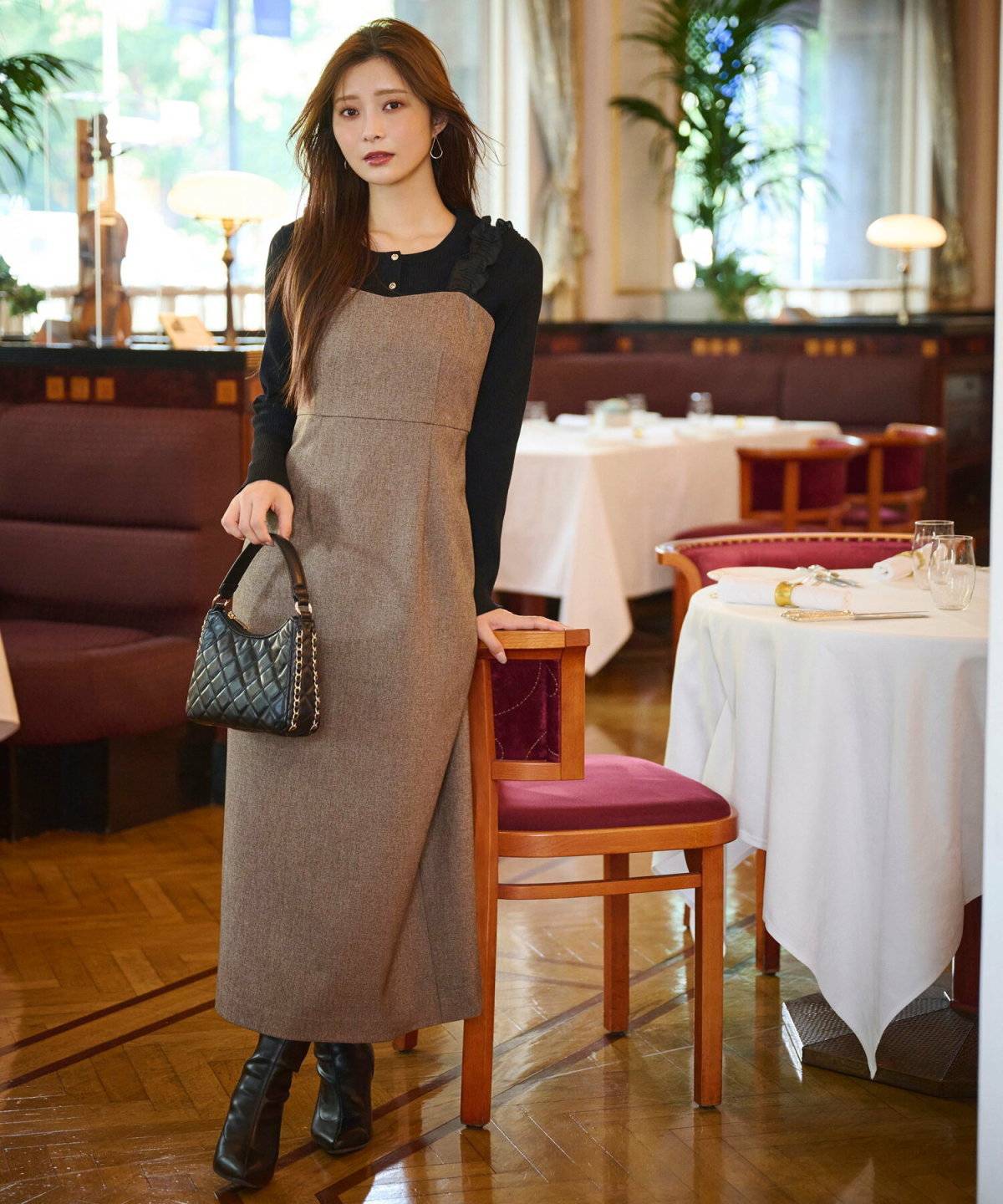 ワンピースコーデの女性