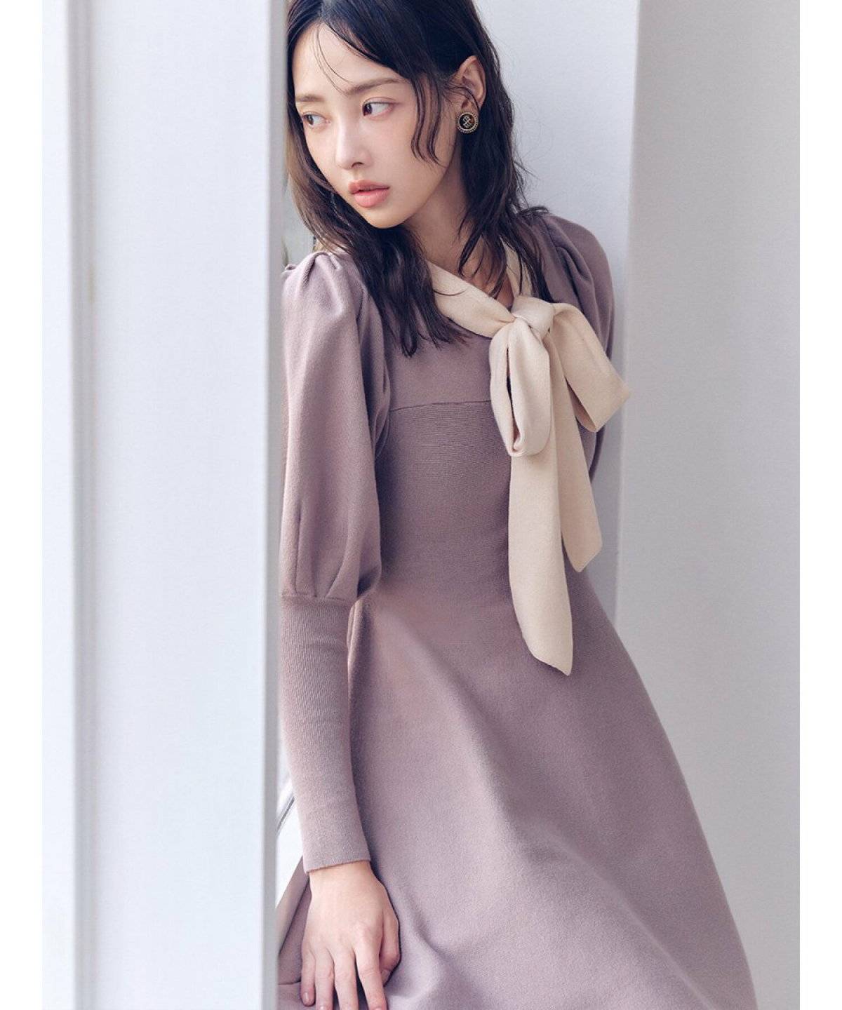 ワンピースコーデの女性