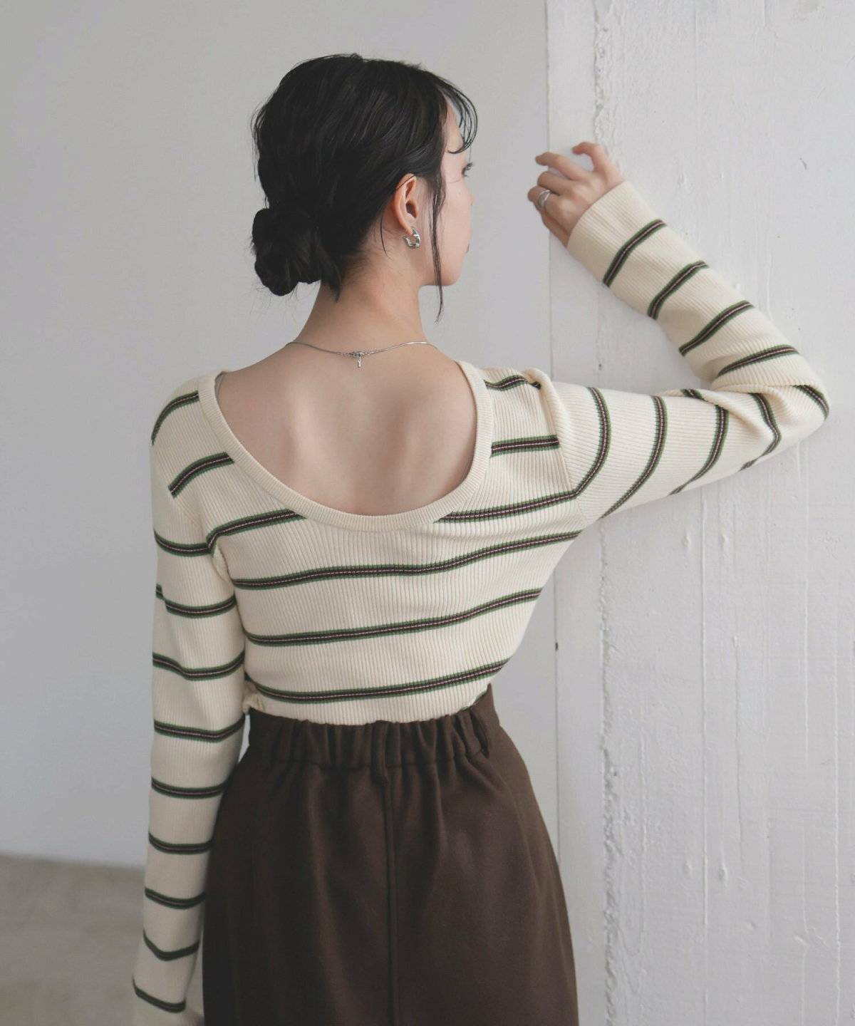 ボーダーニットを着た女性