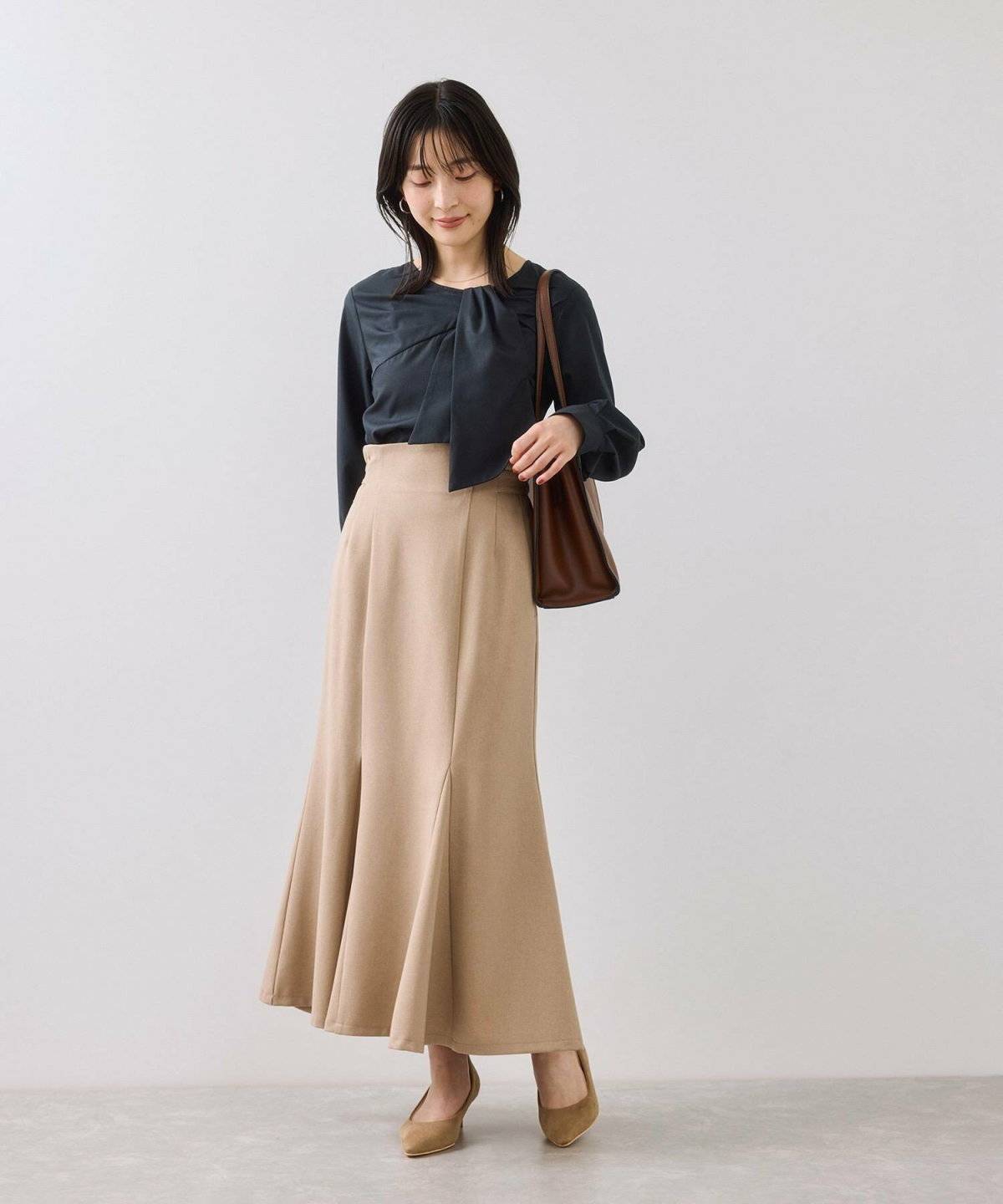 ブラウス×マーメイドスカートコーデの女性