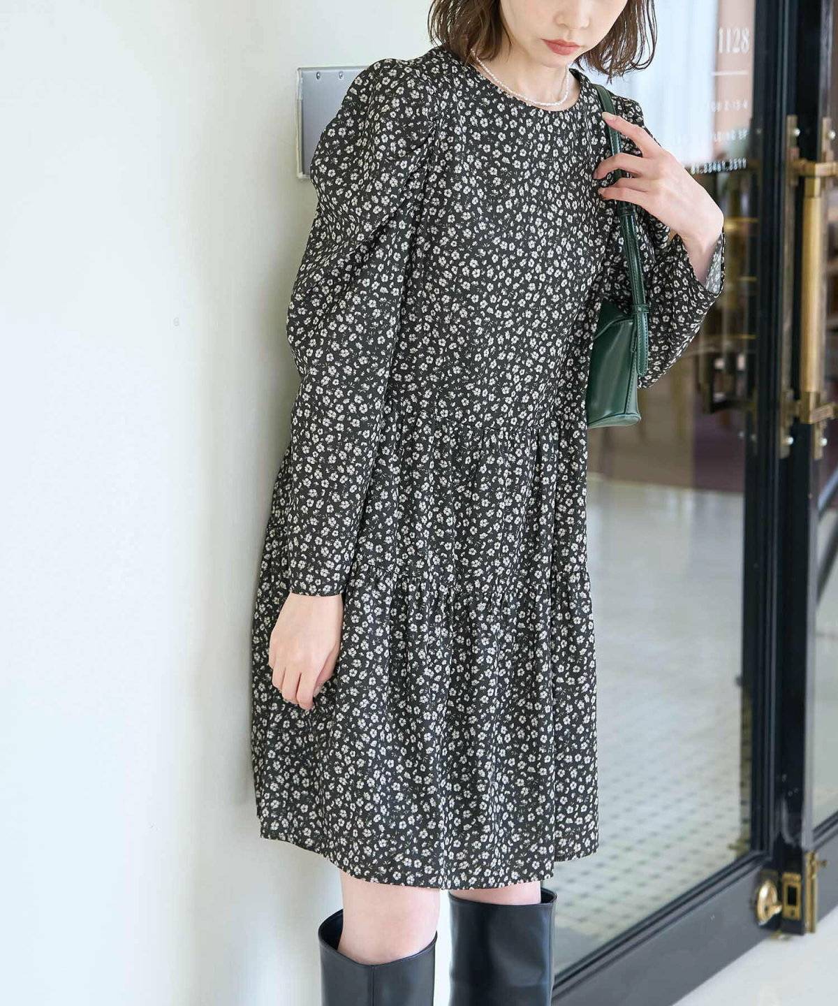 ワンピースコーデの女性