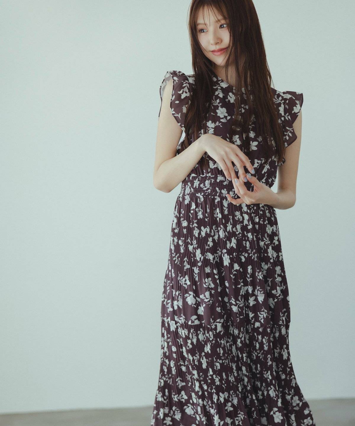 ワンピースコーデの女性