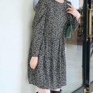  ワンピースコーデの女性 