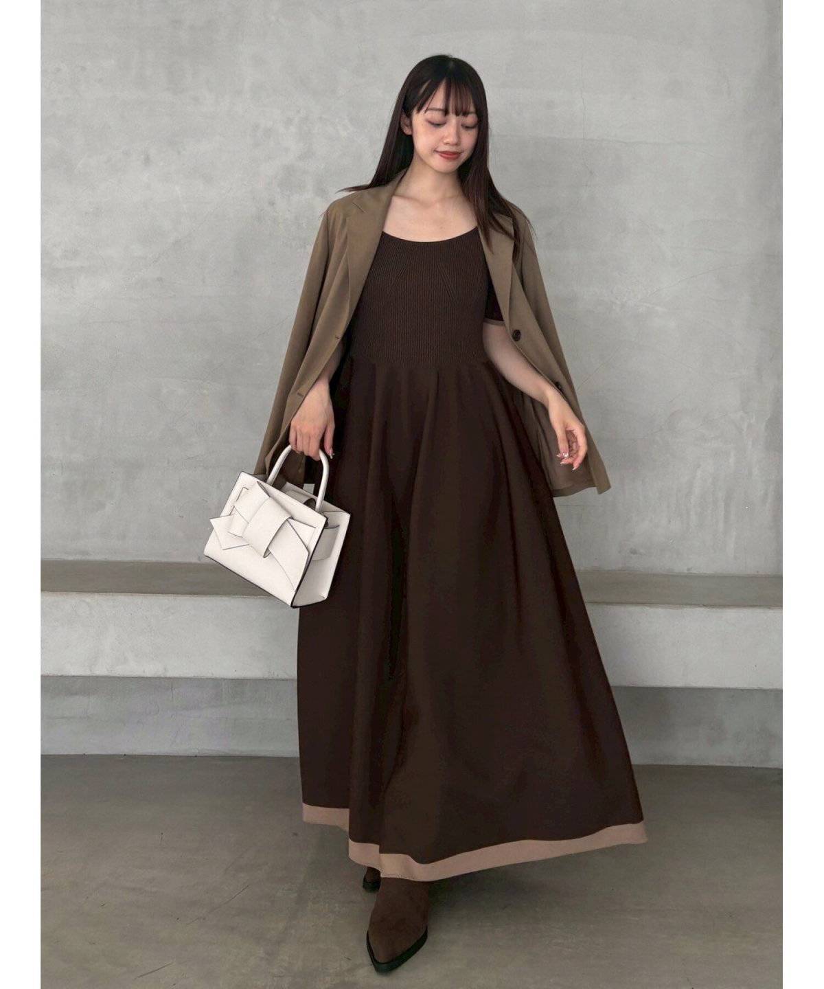 ワンピースコーデの女性