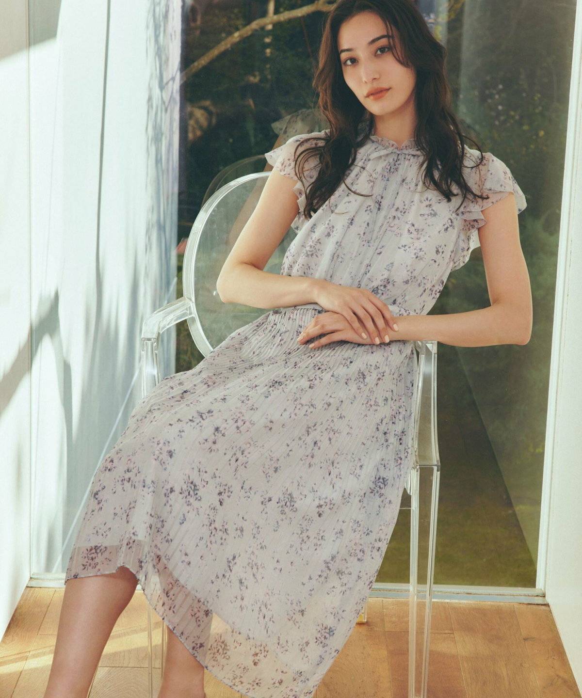 ワンピースコーデの女性