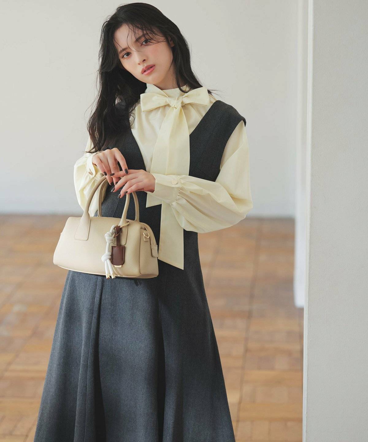 ワンピースコーデの女性